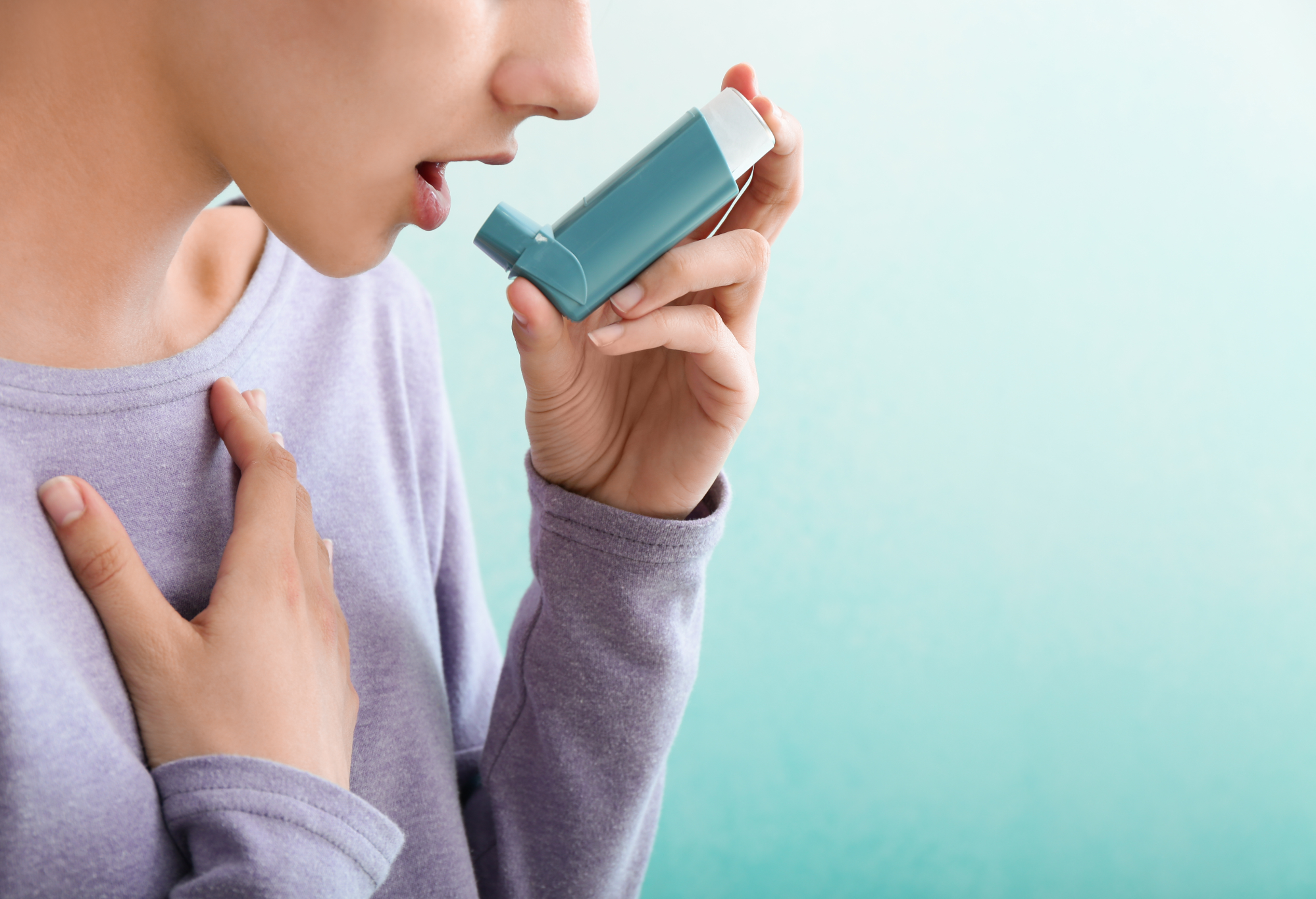 Ночной приступ астмы. Бронхиальная астма. Женщина астматик. Человек с астмой. Астматик фото.